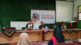 Foto. Relawan Rumah Zakat membersamai dalam kegiatan Volunteer Goes to School yang kali ini berada di SMK Yapis Fakfak.