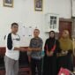 Foto. Rustam Kafara, S.Pd.I., MM., seluruh Guru dan SIswa-Siswi SMK Yapis Fakfak menyerahkan Donasi Palestina kepada Koordinator Relawan Rumah Zakat untuk disalurkan kepada Rakyat Palestina yang membutuhkan bantuan kemanusiaan.