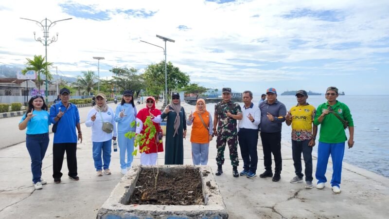 Foto. Beberapa unsur muspida terlibat berkolaborasi dalam penanaman pala dan kelapa di kawasan Reklamasi Tumbhuruni dalam rangka HUT RRI ke 80.