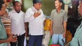 Foto. Kepala Dinas Perkebunan Kabupaten Fakfak Widhi Asmoro Jati, ST. MT., memberikan arahan kepada pengepul pala untuk mematuhi Perda Nomor 6 Tahun 2016.