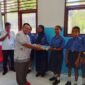 Foto. Penyerahan simbolis dari Mitra SPPG Yayasan Tikar Rasa oleh Anggota DPR Papua Barat H. Saleh Siknun.
