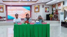 Foto. Sekretaris BPBD Ibu Rima Idrus saat kegiatan FGD Penyusunan Kajian Resiko Bencana.