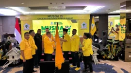 Foto. Ketua DPD Papua Barat yang terpilih secara aklamasi Samaun Dahlan saat penyerahan bendera Partai Golkar sebagai simbol penyerahan tongkat estafet pimpinan DPD Provinsi Papua Barat Periode 2025 - 2030.