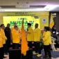 Foto. Ketua DPD Papua Barat yang terpilih secara aklamasi Samaun Dahlan saat penyerahan bendera Partai Golkar sebagai simbol penyerahan tongkat estafet pimpinan DPD Provinsi Papua Barat Periode 2025 - 2030.