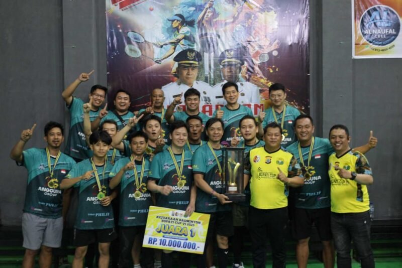 Foto. Ketua PBSI Kabupaten Fakfak, Widhi Asmoro Jati, ST, MT, bersama Juara Pertama Beregu Putra pada Kejuaraan Badminton Bupati Cup ke-6 Tahun 2025 resmi ditutup pada Selasa (11/11/2025).
