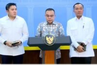 Ketua DPR RI Sufmi Dasco Ahmad bersama Menteri Sekretaris Negara Prasetyo Hadi dan Sekretaris Kabinet Teddy Indra Wijaya di Kantor Presiden, mengumumkan secara resmi Presiden RI Prabowo Subianto resmi menandatangani surat rehabilitasi bagi tiga pihak yang terseret dalam perkara hukum PT ASDP Indonesia Ferry. (Dok. aceh.tagarutama.com media)