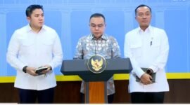 Ketua DPR RI Sufmi Dasco Ahmad bersama Menteri Sekretaris Negara Prasetyo Hadi dan Sekretaris Kabinet Teddy Indra Wijaya di Kantor Presiden, mengumumkan secara resmi Presiden RI Prabowo Subianto resmi menandatangani surat rehabilitasi bagi tiga pihak yang terseret dalam perkara hukum PT ASDP Indonesia Ferry. (Dok. aceh.tagarutama.com media)