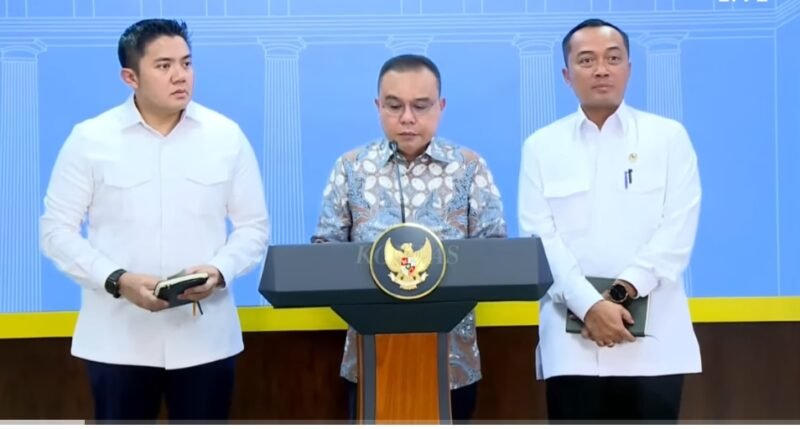 Ketua DPR RI Sufmi Dasco Ahmad bersama Menteri Sekretaris Negara Prasetyo Hadi dan Sekretaris Kabinet Teddy Indra Wijaya di Kantor Presiden, mengumumkan secara resmi Presiden RI Prabowo Subianto resmi menandatangani surat rehabilitasi bagi tiga pihak yang terseret dalam perkara hukum PT ASDP Indonesia Ferry. (Dok. aceh.tagarutama.com media)