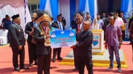 Foto. Bupati Kabupaten Manokwari Hermus Indou saat menyerahkan bantuan secara simbolis kepada salah satu petani.