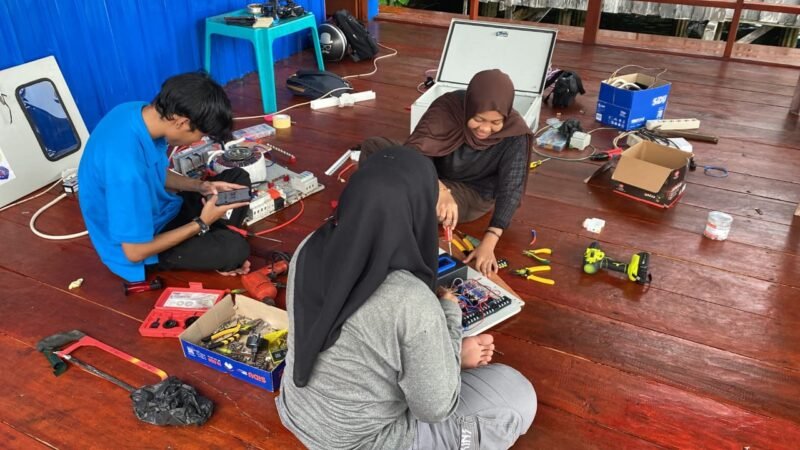 Mahasiswa Politeknik Negeri Fakfak mengembangkan mesin es balok berbasis IoT. (Dok. Polinef)