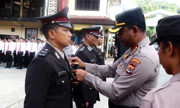 Bertempat di lapangan apel Mapolresta, Senin (19/1/2026) pagi, berlangsung giat upacara Hari Kesadaran Nasional yang dirangkaikan dengan penganugerahan tanda kehormatan kepada 31 personel Polresta Jayapura Kota (foto:koreri.com)