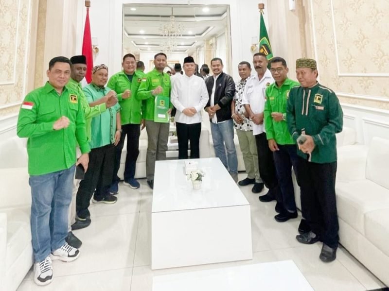 Ketua Umum DPP Partai Persatuan dan Pembangunan (PPP) H. M. Mardiono menyerahkan Surat Keputusan (SK) kepengurusan Dewan Pimpinan Wilayah (DPW) PPP Papua Barat periode 2026–2031 kepada Yasman Yasir, SE.