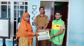 Keluarga Besar SIT As Salaam Fakfak melalui Kepala Sekolah SMPIT As Salaam Fakfak Dawir, S.Pd.I dan Kepala Sekolah SDIT As Salaam Fakfak Aminah Kanabaraf, S.Pd memberikan bantuan untuk korban kebakaran di distrik Karas melalui lembaga Laznas Yakesma.