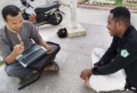 Proses wawancara secara offline dilakukan Relawan Rumah Zakat kepada calon relawan di RTH. KH. Ma'aruf Amin, Fakfak.