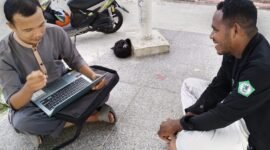 Proses wawancara secara offline dilakukan Relawan Rumah Zakat kepada calon relawan di RTH. KH. Ma'aruf Amin, Fakfak.