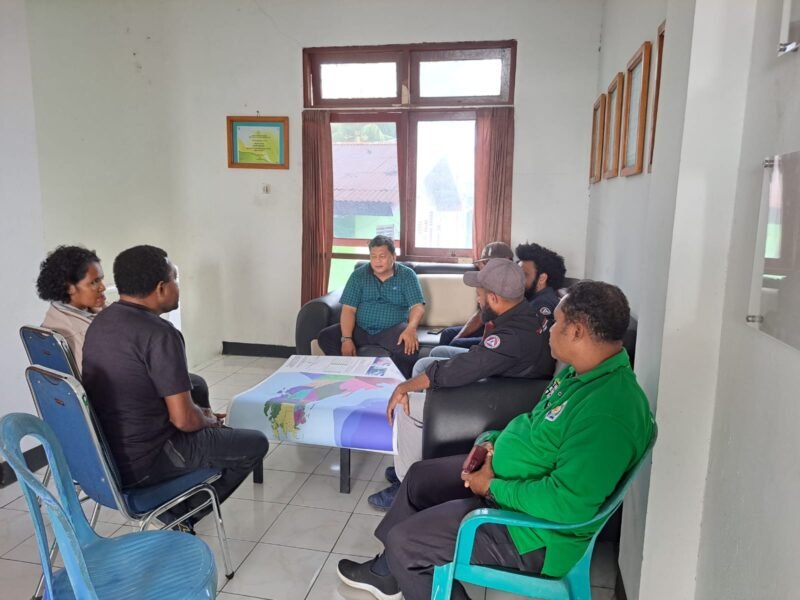 kolaborasi antara Dinas Perkebunan Kabupaten Fakfak, Yayasan Pemberdayaan dan Pengembangan Masyarakat Mbaham Matta Fakfak (YP2M3F). 