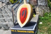 Ikon Selfie Buah Pala Tomandin di lingkungan kantor Dinas Perkebunan Fakfak, simbol kebanggaan daerah sekaligus penguat identitas Fakfak.