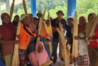 Kepala Dinas Perkebunan Kabupaten Fakfak, Widhi Asmoro Jati, ST, MT, bersama mama-mama Fakfak.