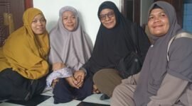 RKI Fakfak melakukan kunjungan kemanusiaan kepada korban kebakaran, ibu Wa Jahiya dan Ibu Tuti, di Jalan Dr. Soetoyo Fakfak Utara.