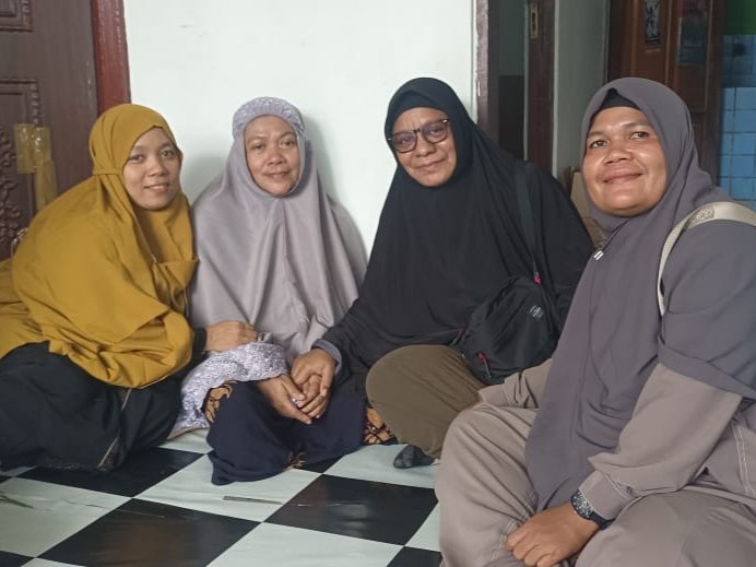 RKI Fakfak melakukan kunjungan kemanusiaan kepada korban kebakaran, ibu Wa Jahiya dan Ibu Tuti, di Jalan Dr. Soetoyo Fakfak Utara.