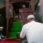 Ustadz H. Jumroni saat menyampaikan kultum di masjid Al Munawwarah Fakfak.