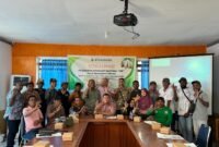 Kepala Dinas Perkebunan Fakfak Widhi Asmoro Jati, ST., MT., bersama petani pekebun dan pelaku usaha akhirnya menyepakati satu harga standar untuk pembelian pala mentah.