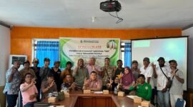 Kepala Dinas Perkebunan Fakfak Widhi Asmoro Jati, ST., MT., bersama petani pekebun dan pelaku usaha akhirnya menyepakati satu harga standar untuk pembelian pala mentah.