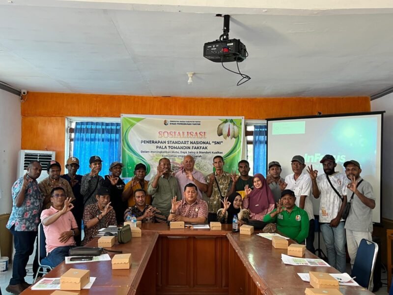 Kepala Dinas Perkebunan Fakfak Widhi Asmoro Jati, ST., MT., bersama petani pekebun dan pelaku usaha akhirnya menyepakati satu harga standar untuk pembelian pala mentah.